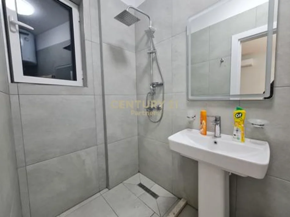 Tirane, jepet me qera apartament 1+1 Kati 7, 50 m² 550 € 