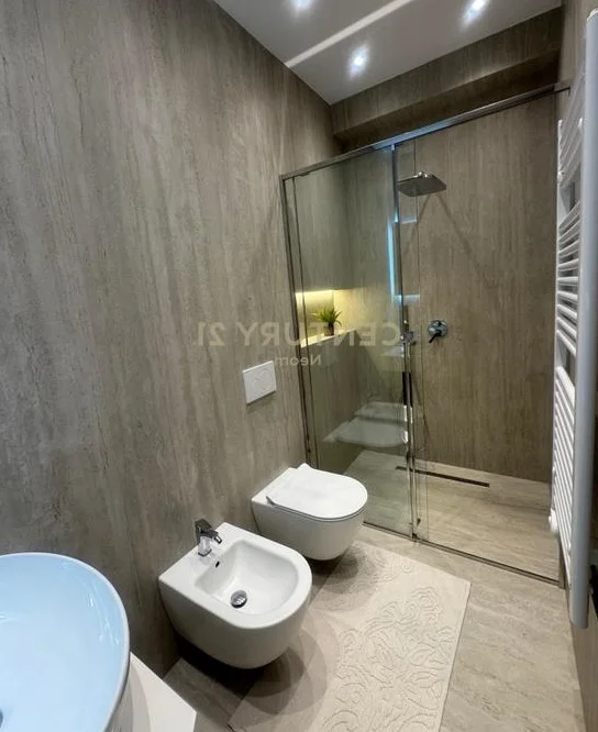 Tirane, jepet me qera apartament 2+1 Kati 8, 105 m² 840 € (Golden Park)