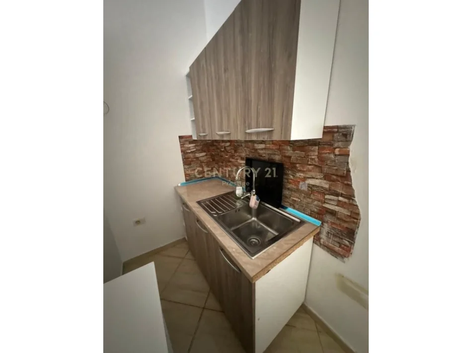 Tirane, jepet me qera apartament 3+1+Aneks+Ballkon Kati 3, 120 m² 400 € (Fresk)