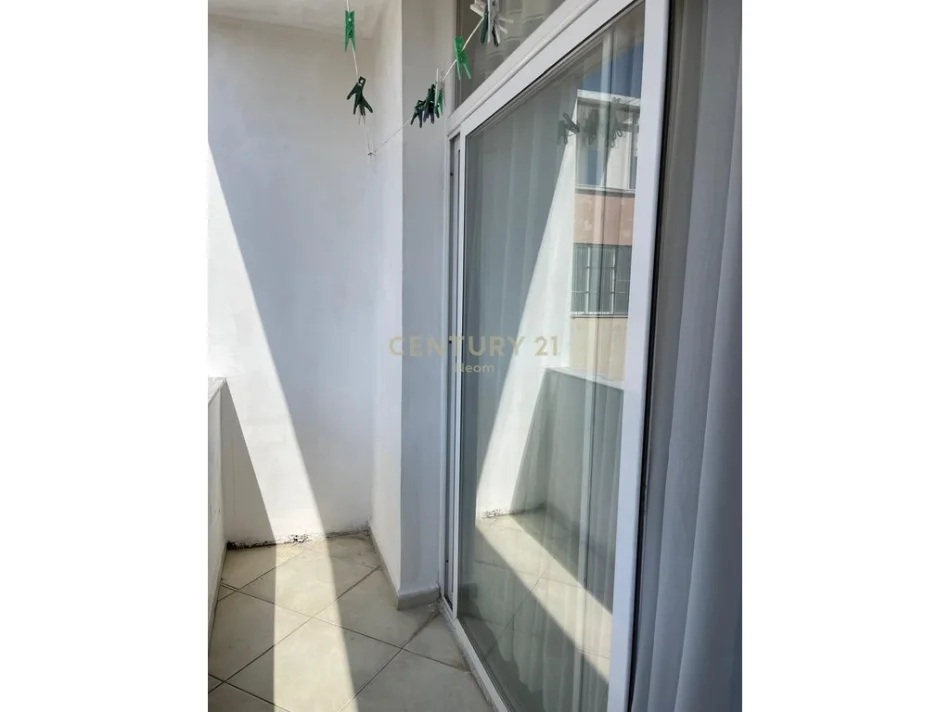 Tirane, jepet me qera apartament 1+1+Ballkon Kati 11, 75 m² 650 € (komuna e parisit)