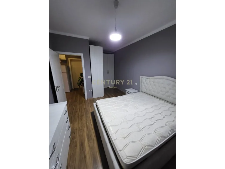 Tirane, jepet me qera apartament 1+1+Ballkon Kati 11, 75 m² 650 € (komuna e parisit)