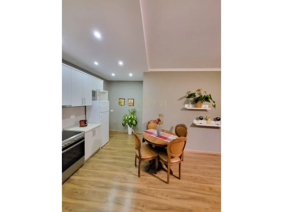 Tirane, jepet me qera apartament 1+1+Ballkon Kati 11, 75 m² 650 € (komuna e parisit)