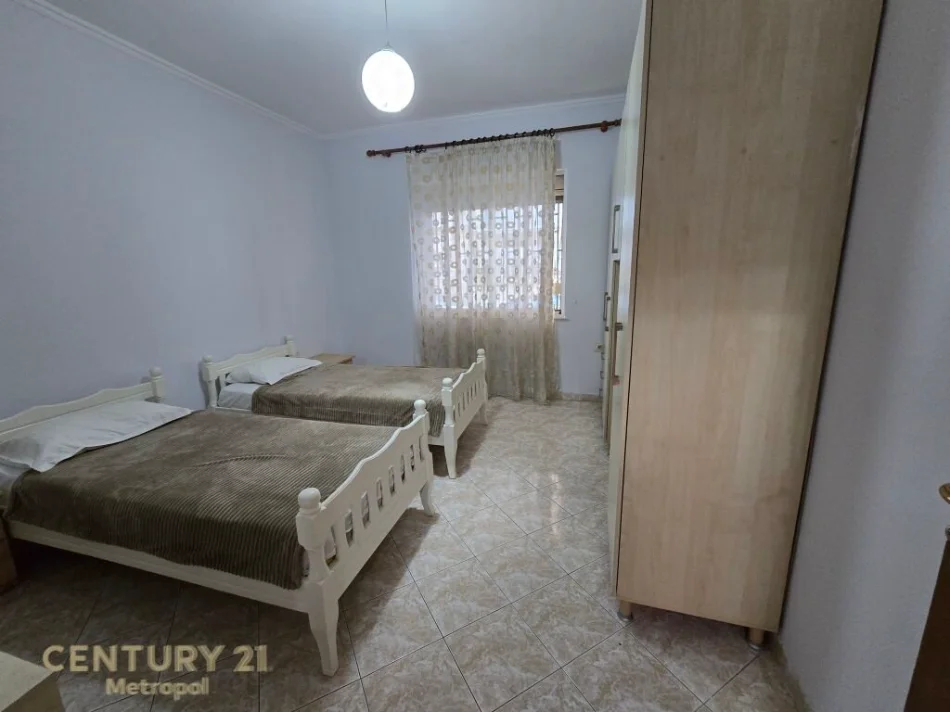 Tirane, jepet me qera apartament 3+1 Kati 1, 213 m² 700 € (myslym shyri)