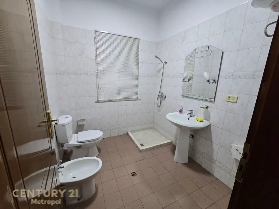 Tirane, jepet me qera apartament 3+1 Kati 1, 213 m² 700 € (myslym shyri)