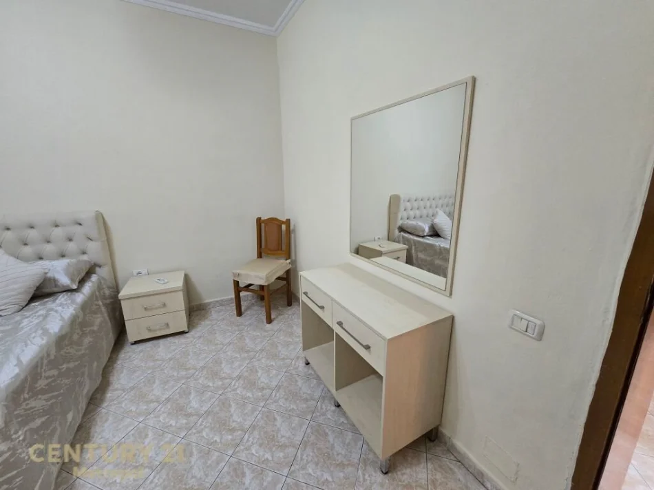 Tirane, jepet me qera apartament 3+1 Kati 1, 213 m² 700 € (myslym shyri)