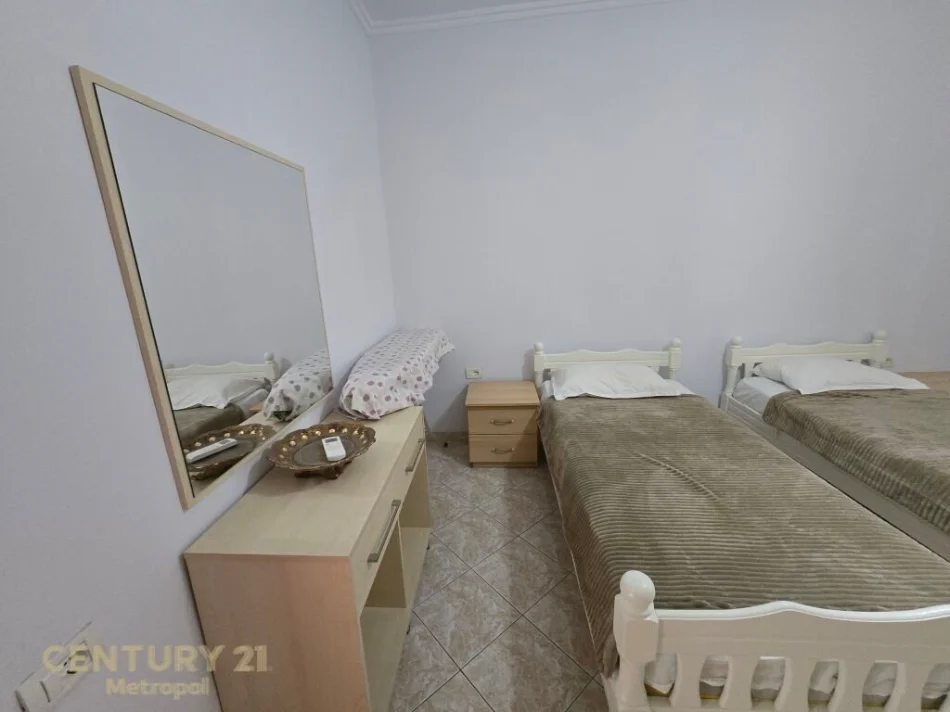 Tirane, jepet me qera apartament 3+1 Kati 1, 213 m² 700 € (myslym shyri)
