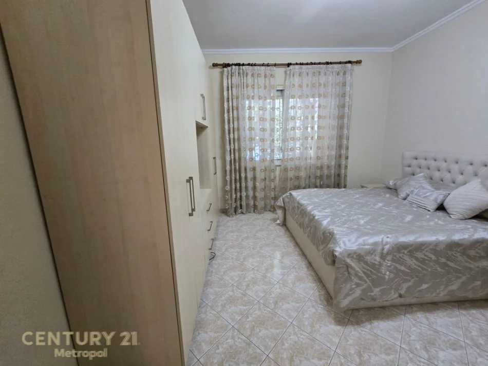 Tirane, jepet me qera apartament 3+1 Kati 1, 213 m² 700 € (myslym shyri)