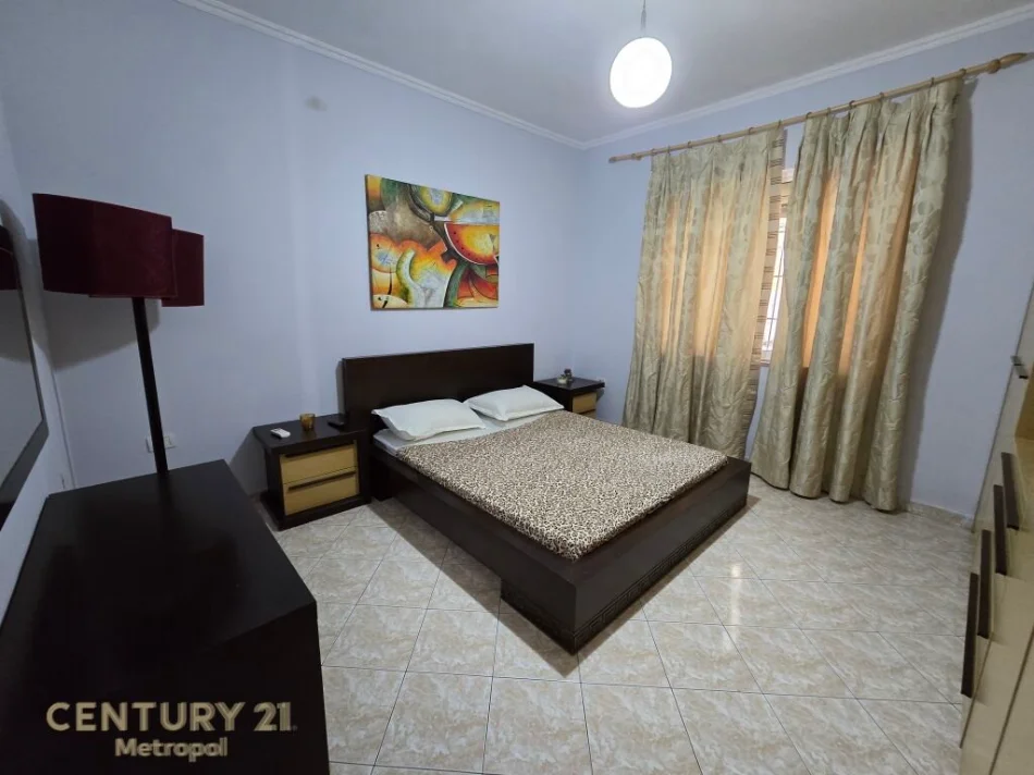 Tirane, jepet me qera apartament 3+1 Kati 1, 213 m² 700 € (myslym shyri)