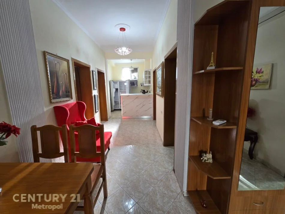 Tirane, jepet me qera apartament 3+1 Kati 1, 213 m² 700 € (myslym shyri)