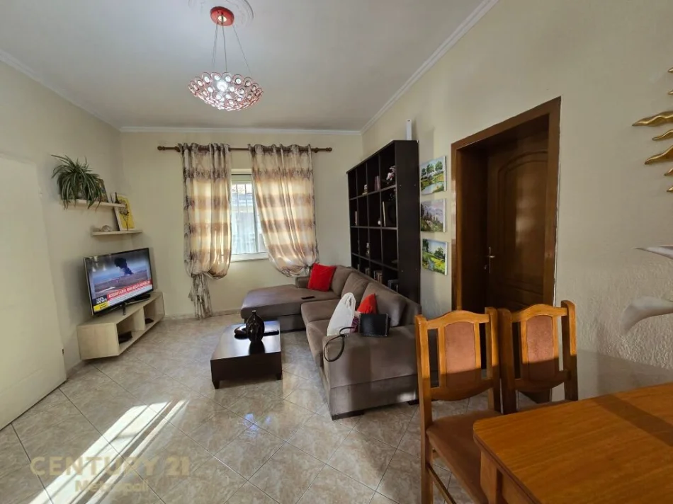 Tirane, jepet me qera apartament 3+1 Kati 1, 213 m² 700 € (myslym shyri)