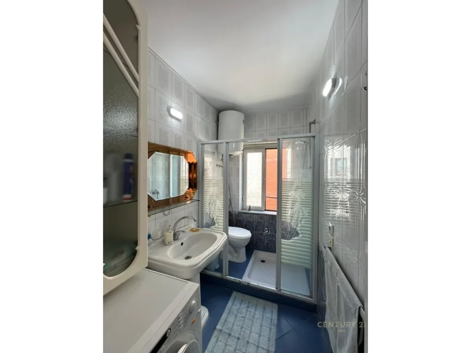 Tirane, jepet me qera apartament 2+1 Kati 4, 72 m² 550 € (shkolla e bashkuar)