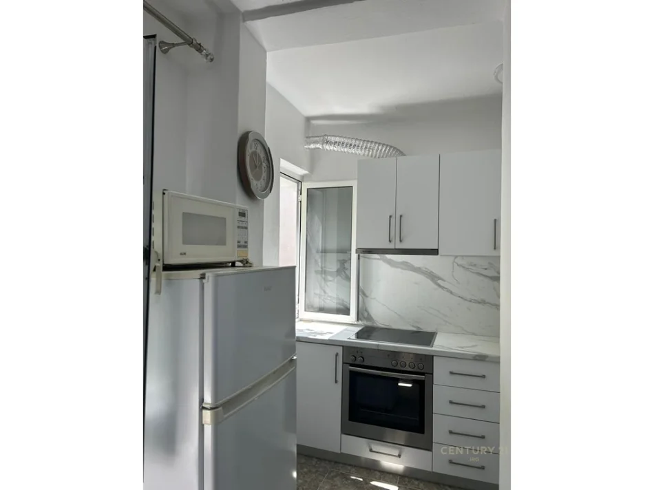 Tirane, jepet me qera apartament 2+1 Kati 4, 72 m² 550 € (shkolla e bashkuar)