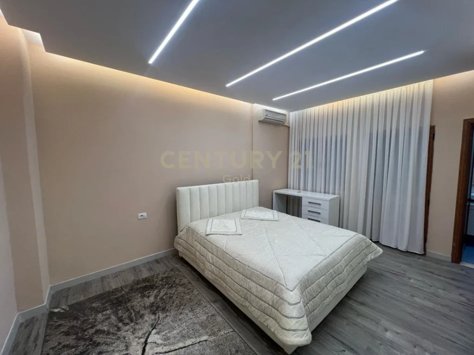 Tirane, jepet me qera apartament 3+1+Ballkon Kati 1, 145 m² 900 € 