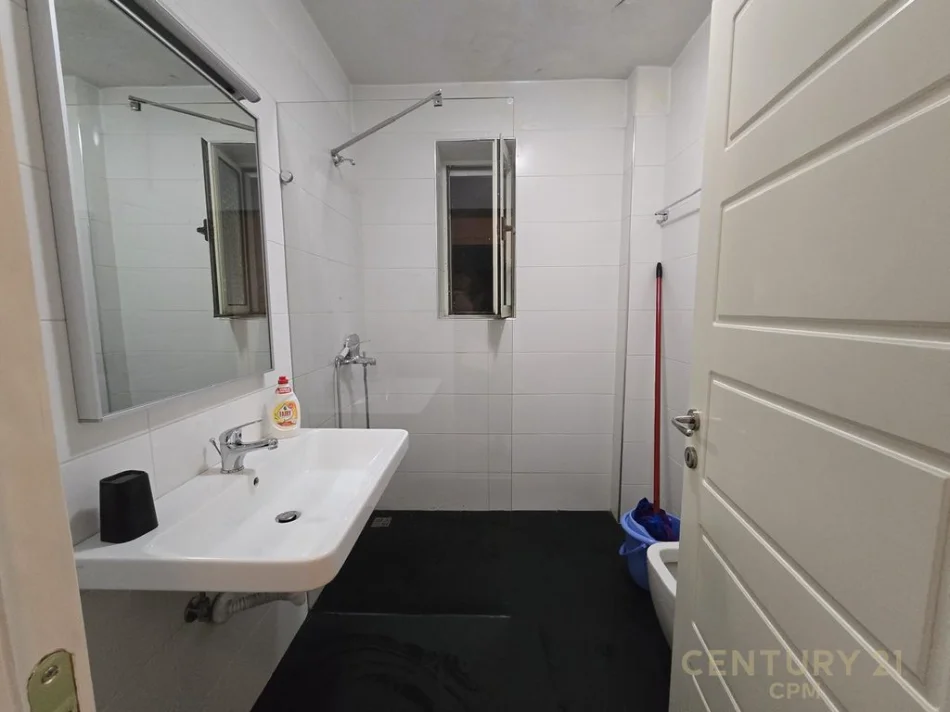 Tirane, jepet me qera apartament 1+1 Kati 2, 50 m² 650 € (Rruga e Elbasanit)