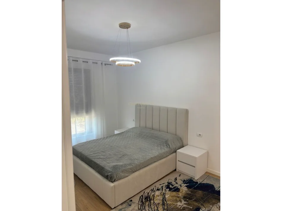 Tirane, jepet me qera apartament 2+1 Kati 2, 102 m² 700 € (PORCELAN)