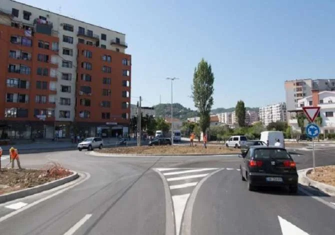 Tirane, jepet me qera dyqan Kati 0, 60 m² 400 € (3 Deshmoret)