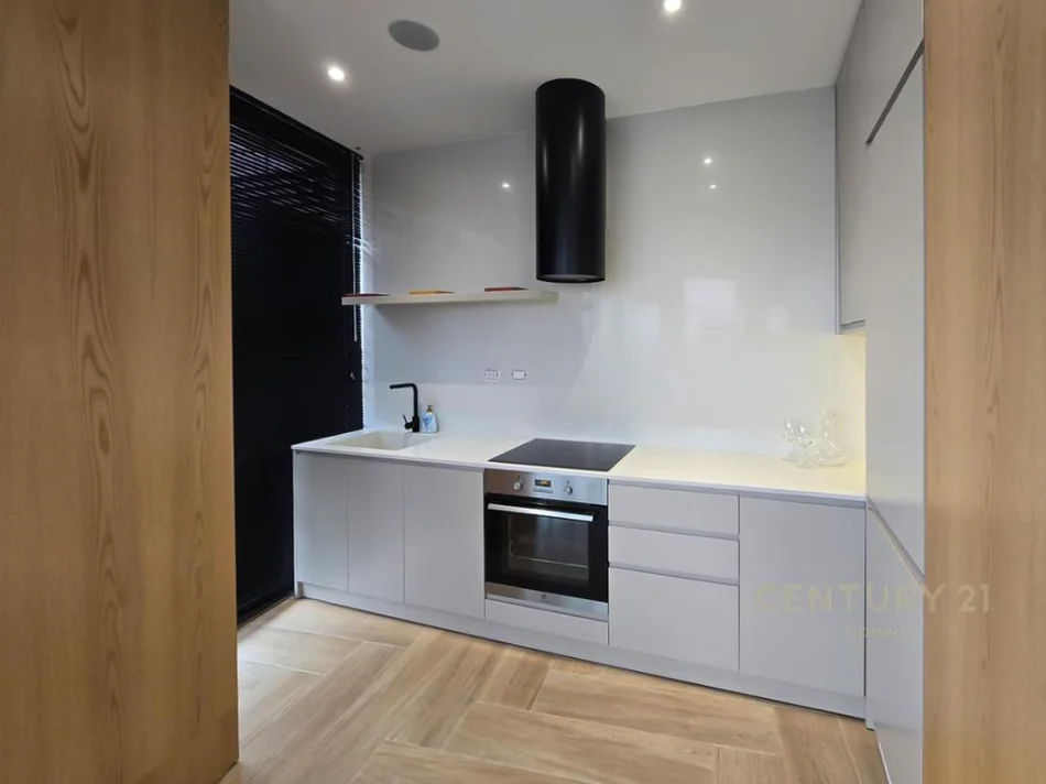 Tirane, jepet me qera apartament 1+1+Ballkon Kati 8, 99 m² 1.300 € 