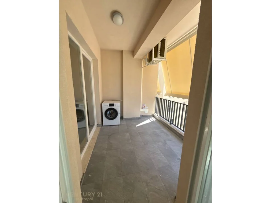 Tirane, jepet me qera apartament 1+1 Kati 5, 70 m² 600 € (laprake)