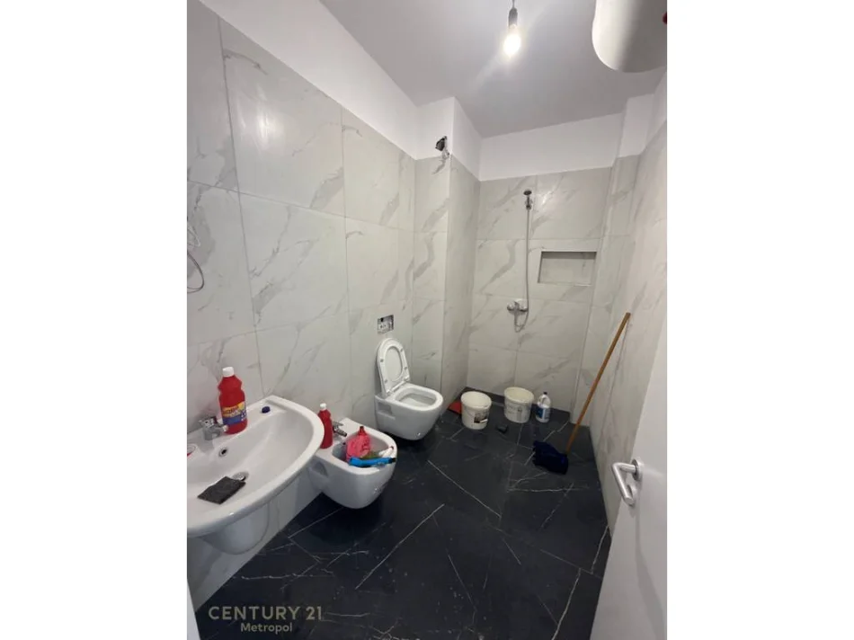 Tirane, jepet me qera apartament 1+1+Ballkon Kati 5, 70 m² 630 € 