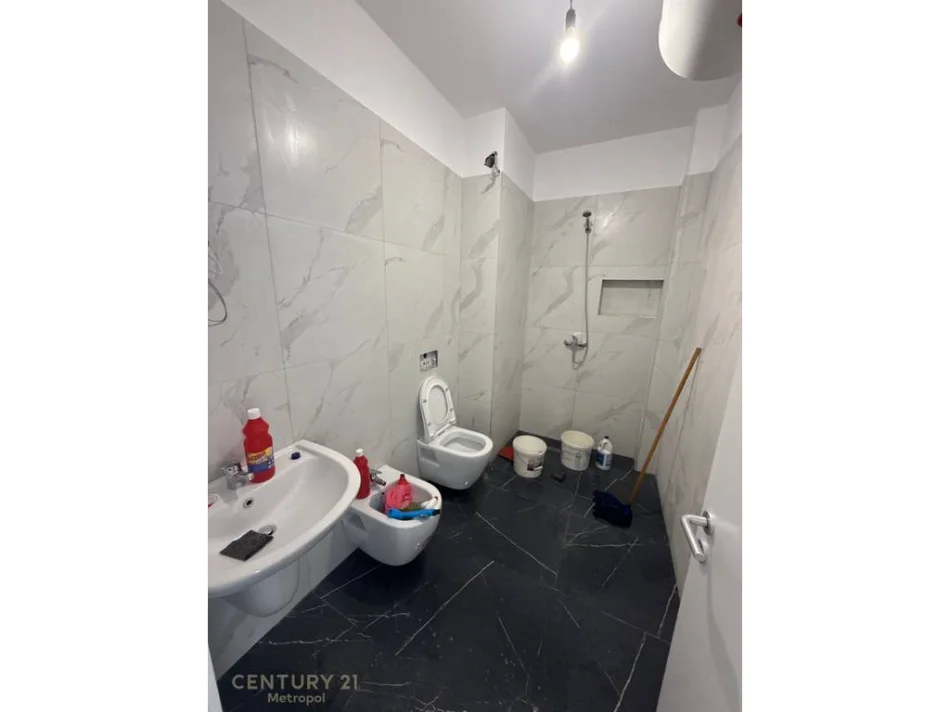 Tirane, jepet me qera apartament 1+1 Kati 5, 70 m² 600 € (laprake)