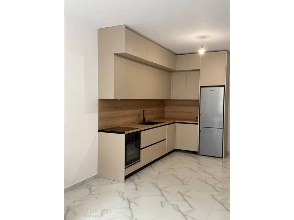 Tirane, jepet me qera apartament 1+1+Ballkon Kati 5, 70 m² 630 € 