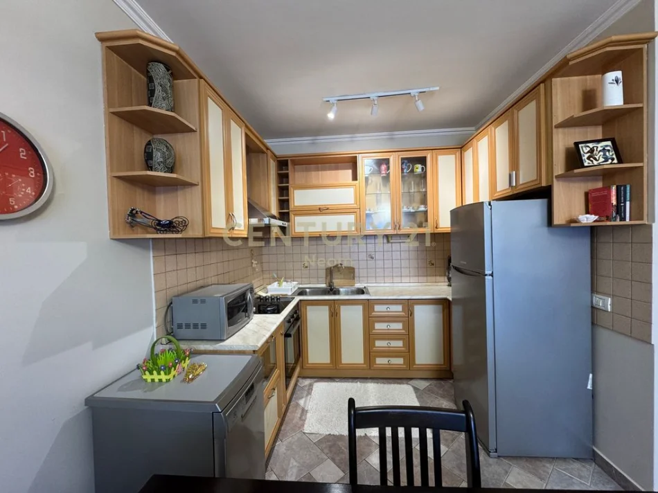Tirane, jepet me qera apartament 1+1 Kati 10, 70 m² 650 € 