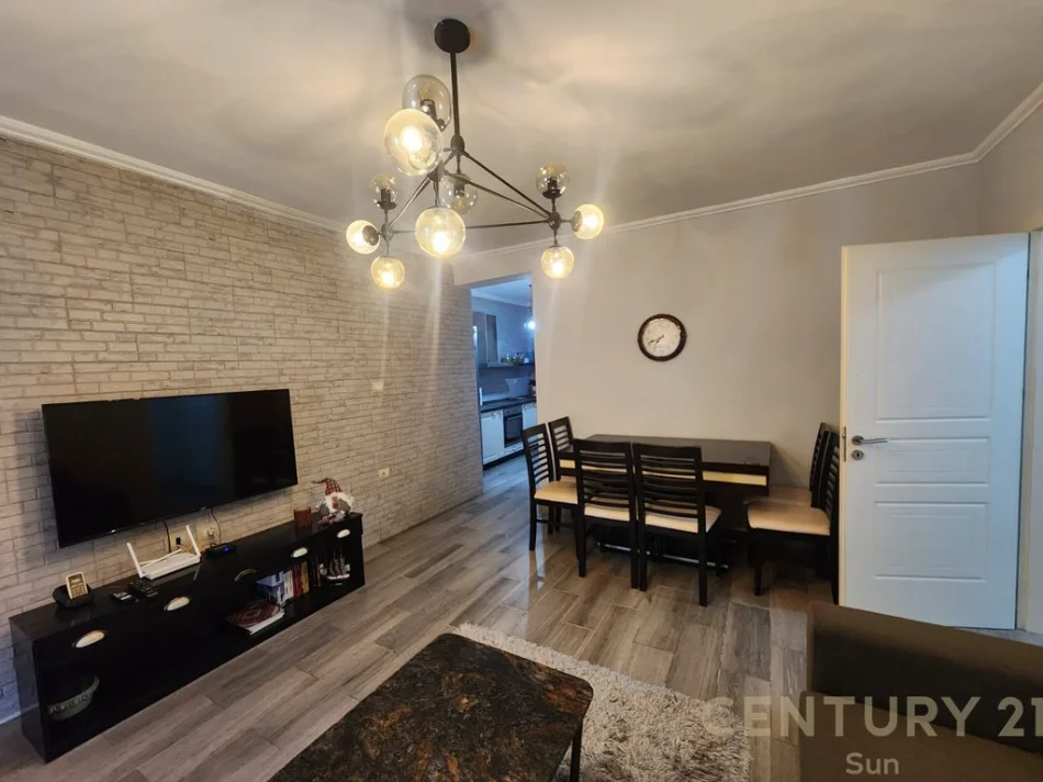 Tirane, jepet me qera apartament 1+1+Ballkon Kati 5, 60 m² 600 € 