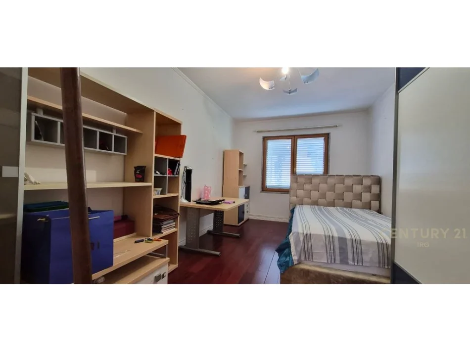Tirane, jepet me qera apartament 3+1 Kati 3, 170 m² 1.500 € 