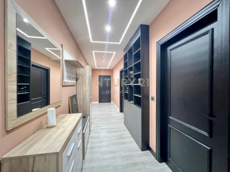 Tirane, shitet apartament 3+1+Ballkon Kati 7, 202 m² 548.000 € (xhenfize keko)