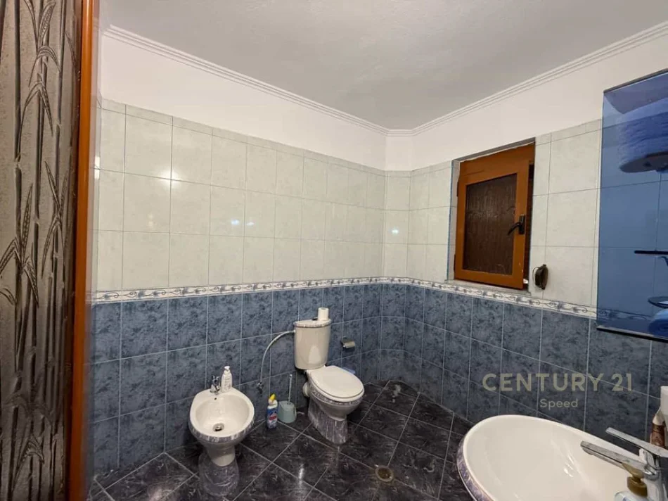 Tirane, jepet me qera apartament 2+1 Kati 2, 130 m² 550 € 
