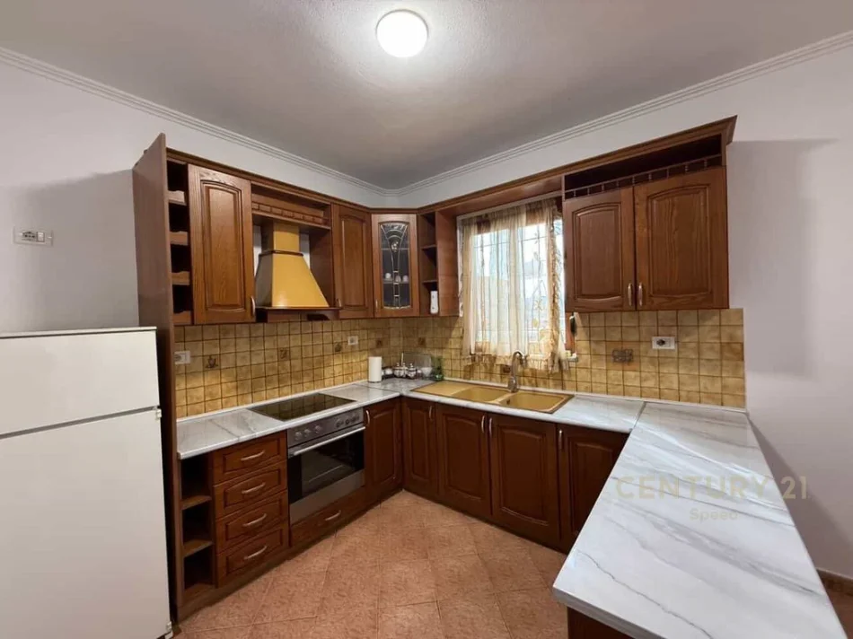 Tirane, jepet me qera apartament 2+1 Kati 2, 130 m² 550 € 