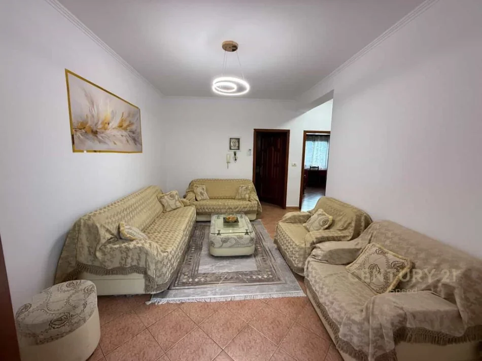 Tirane, jepet me qera apartament 2+1 Kati 2, 130 m² 550 € 