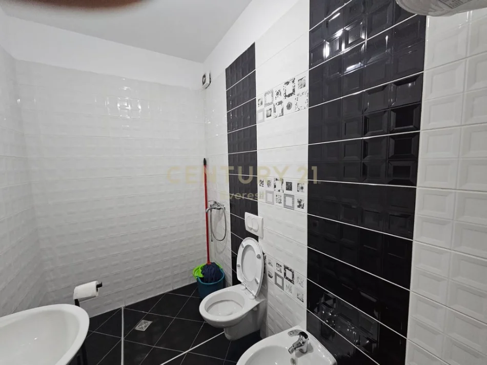 Tirane, jepet me qera zyre Kati 5, 54 m² 600 € (Zogu i zi)