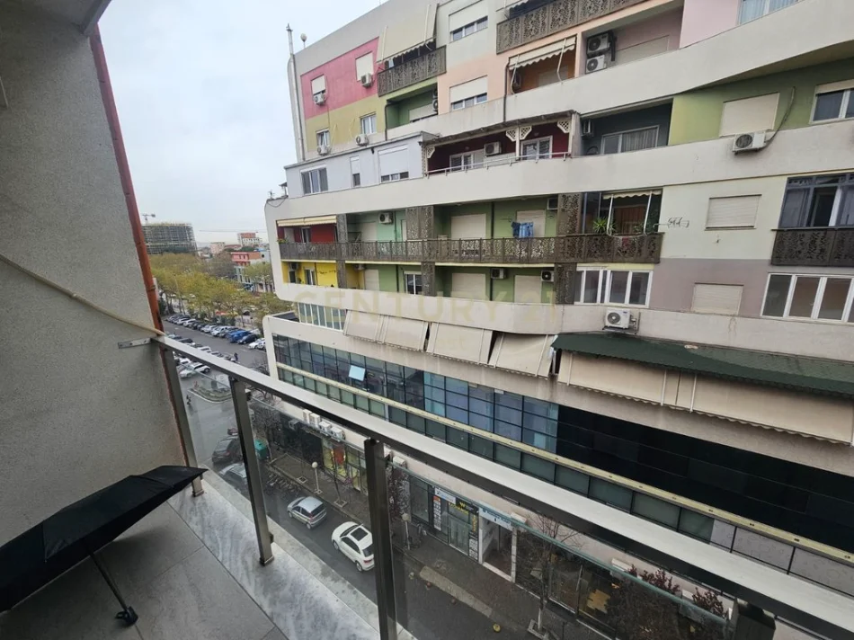 Tirane, jepet me qera zyre Kati 5, 54 m² 600 € (Zogu i zi)