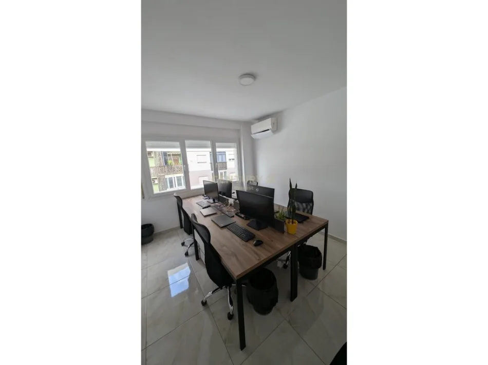 Tirane, jepet me qera zyre Kati 5, 54 m² 600 € (Zogu i zi)