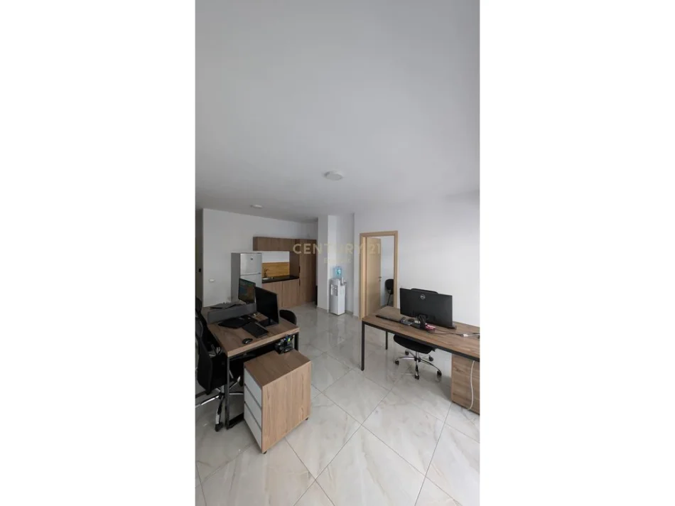 Tirane, jepet me qera zyre Kati 5, 54 m² 600 € (Zogu i zi)