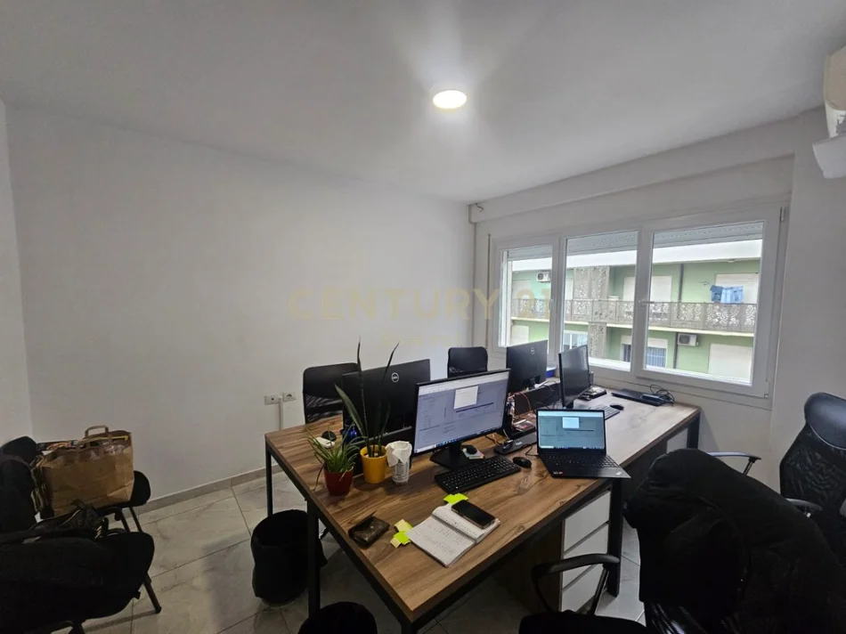 Tirane, jepet me qera zyre Kati 5, 60 m² 600 € (Zogu i Zi)