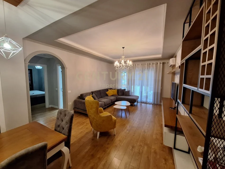 Tirane, jepet me qera apartament 2+1 Kati 5, 120 m² 950 € 