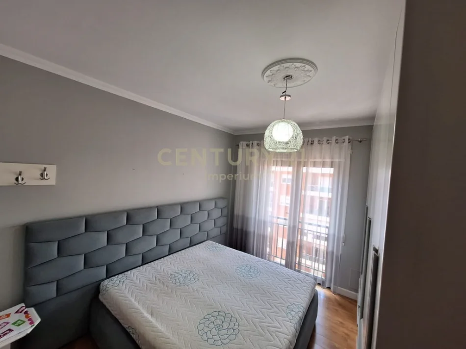 Tirane, jepet me qera apartament 2+1 Kati 5, 120 m² 950 € 