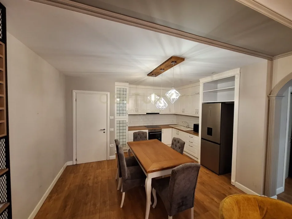 Tirane, jepet me qera apartament 2+1 Kati 5, 120 m² 950 € 