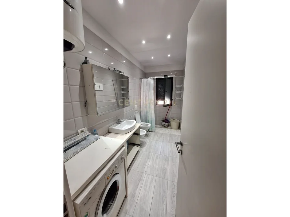 Tirane, jepet me qera apartament 2+1 Kati 5, 120 m² 950 € 