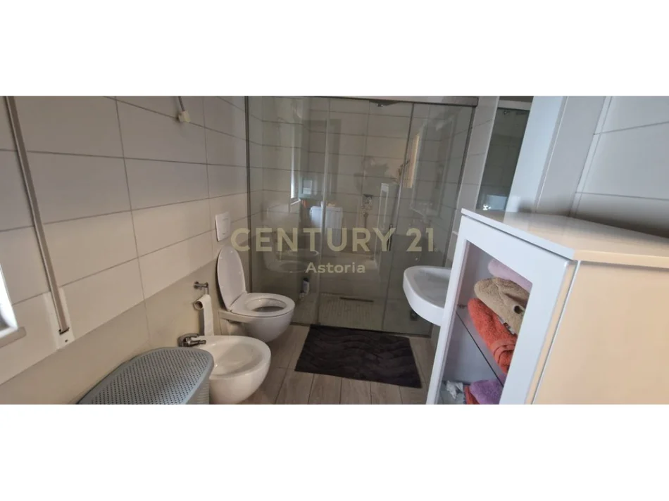 Tirane, jepet me qera apartament 3+1 Kati 6, 115 m² 800 € 