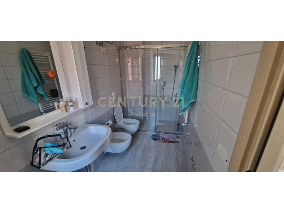 Tirane, jepet me qera apartament 3+1 Kati 6, 115 m² 800 € 