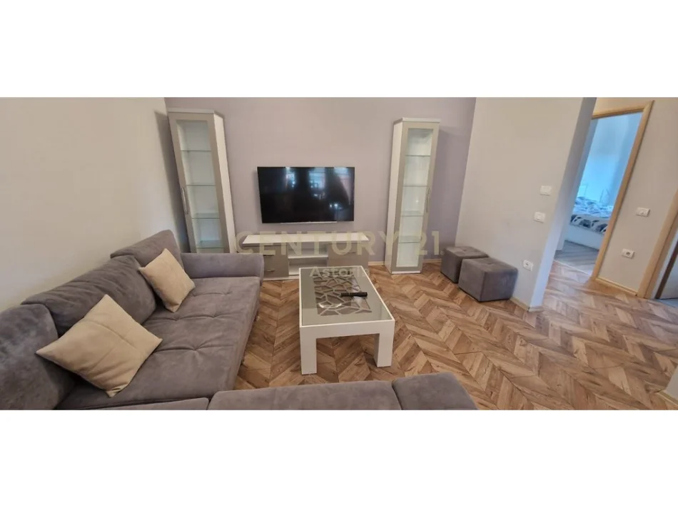 Tirane, jepet me qera apartament 3+1 Kati 6, 115 m² 800 € 