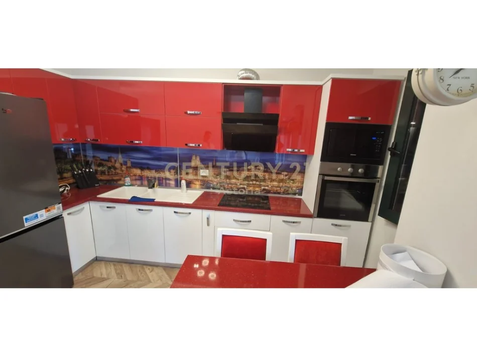 Tirane, jepet me qera apartament 3+1 Kati 6, 115 m² 800 € 