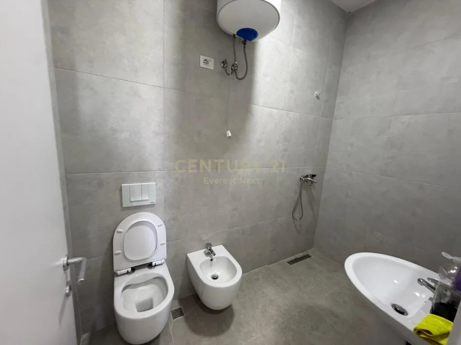 Tirane, jepet me qera apartament 2+1+Ballkon Kati 9, 80 m² 700 € (Rruga 5 Maji)