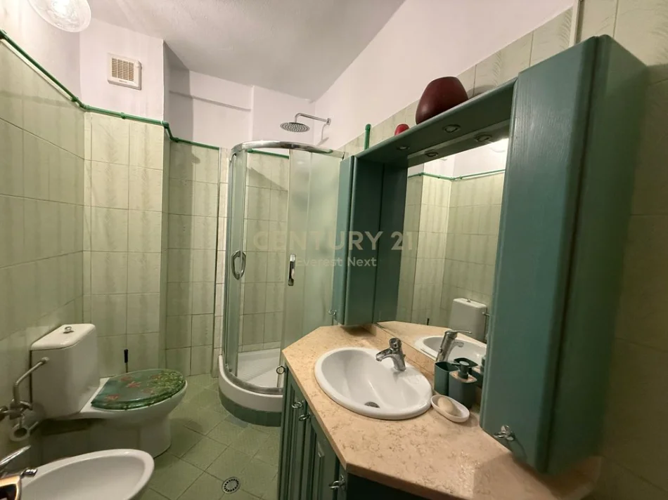 Tirane, jepet me qera apartament 2+1 Kati 6, 115 m² 690 € 