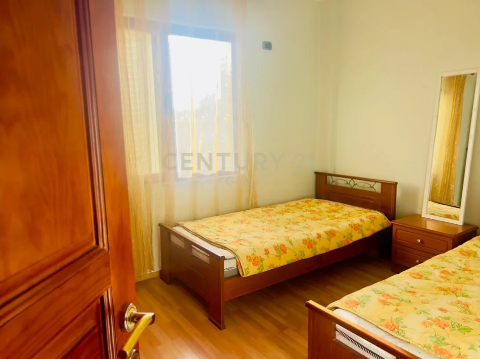Tirane, jepet me qera apartament 1+1+Ballkon Kati 4, 63 m² 440 € 