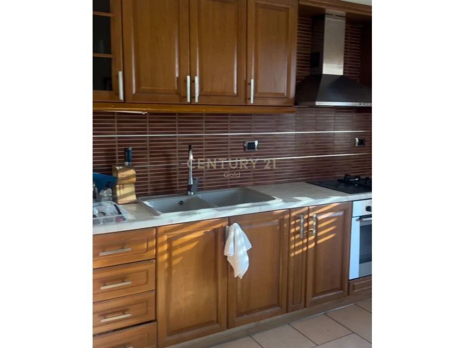 Tirane, jepet me qera apartament 1+1+Ballkon Kati 4, 63 m² 440 € 