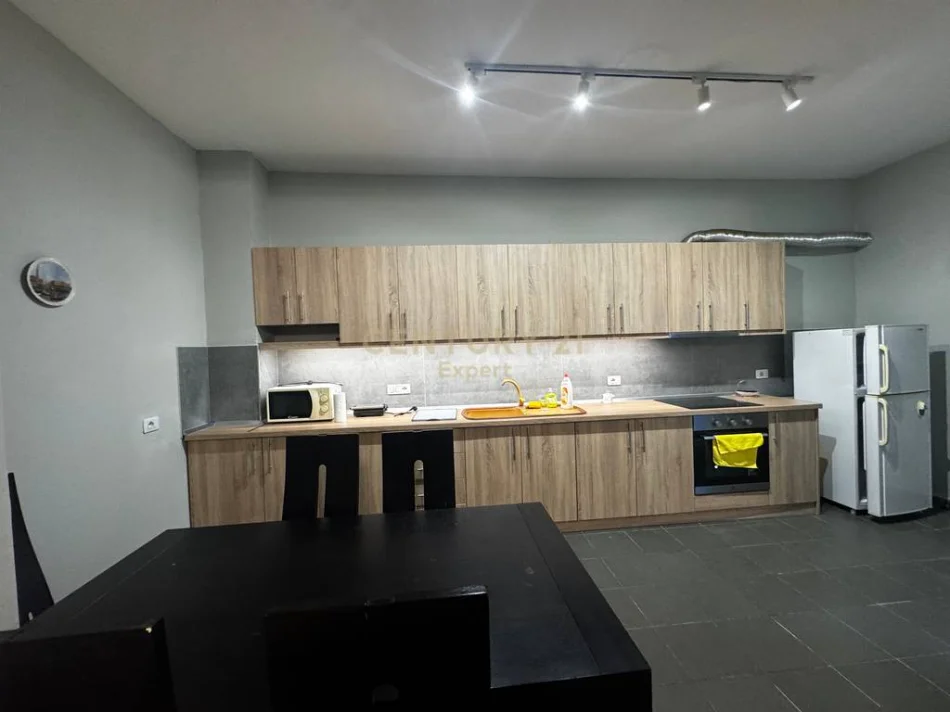 Tirane, jepet me qera apartament 1+1 Kati 1, 80 m² 550 € 